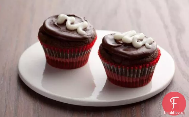 Cupcakes cu mâncare diavolului cu glazură de ciocolată