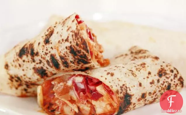 Burritos de pui Tequila-Orange BBQ cu cheddar ascuțit, fasole coaptă și varză roșie