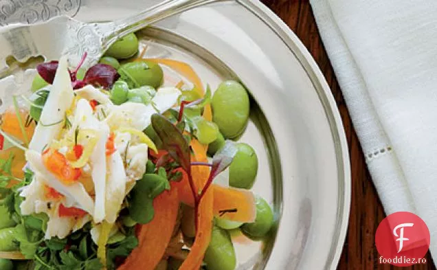 Salate de primăvară pe farfurie