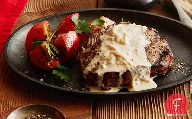 Friptură cu ochi de coastă cu sos de brânză albastră de ceapă