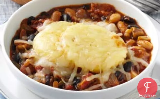 Chili cu trei fasole cu crustă de mămăligă