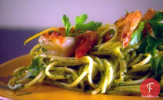 Spaghete cu pesto de rucola și creveți jumbo prăjiți