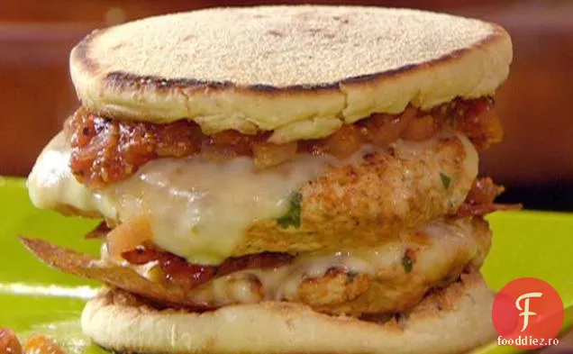 Burgeri cu brânză dublă cu Bacon de curcan cu sos de roșii prăjite la foc