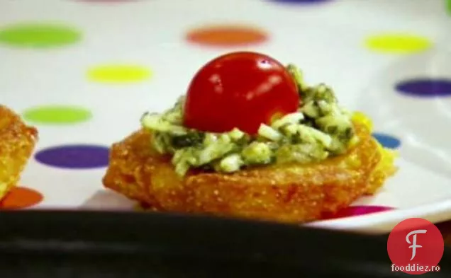 Prajituri crocante de porumb cu salata de rosii