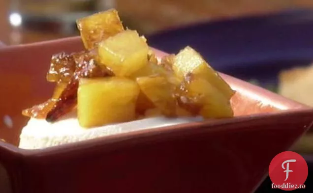 Ananas prăjit cu rom și nuci pecan cu zahăr cu înghețată de fasole de vanilie