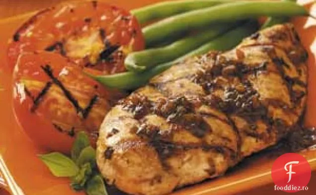 Pui de busuioc la grătar și roșii