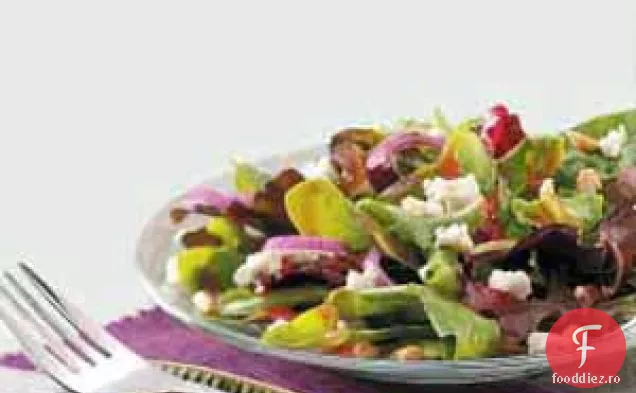 Salată aruncată cu nuci de pin