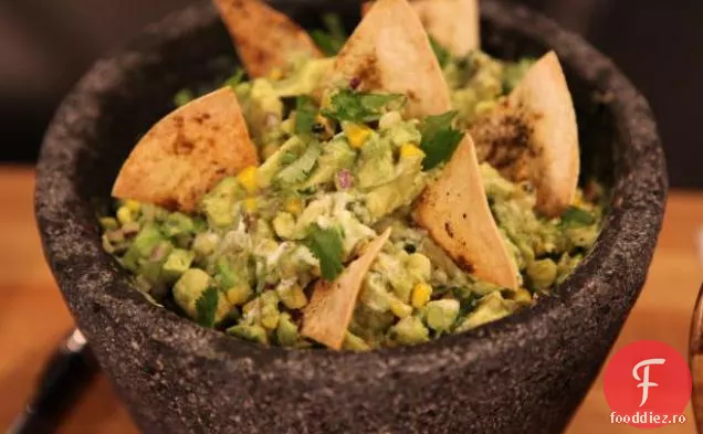 Guacamole de porumb prăjit cu chipsuri de Tortilla parfumate cu chimen (gustare Sud-Vest)