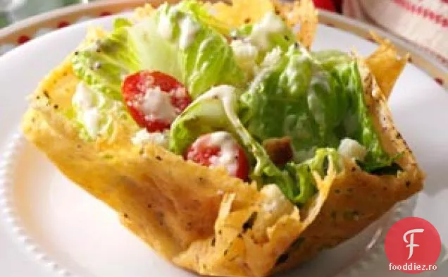 Salată Caesar în boluri cu parmezan piperat