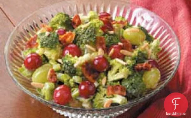 Salată De Broccoli De Struguri