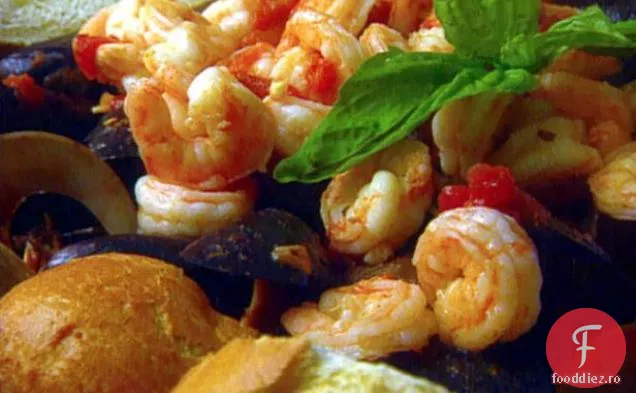 Midii, scoici și creveți în bulion picant