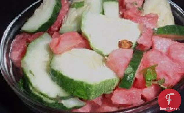 Salată de pepene verde-castraveți cu oțet de Sushi și var