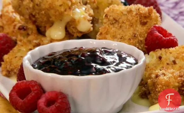 Pecan Crusted Fried Brie cu sos de zmeură