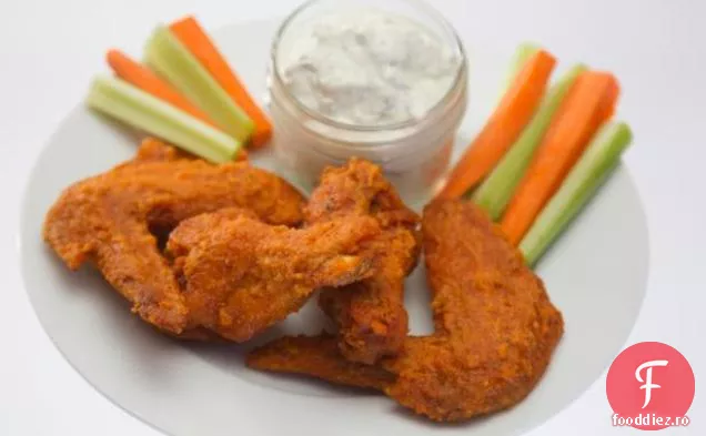 Aripi de Chili cu sos de scufundare Blue Cheese Ranch