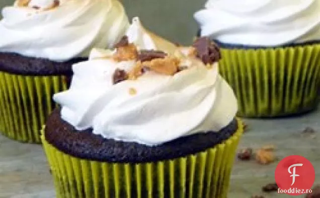 Cupa de unt de arahide Cupcakes de ciocolată cu glazură de bezea prăjită cu unt de arahide