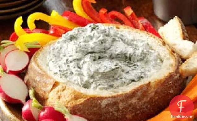 Spanacul se înmoaie într-un castron de pâine