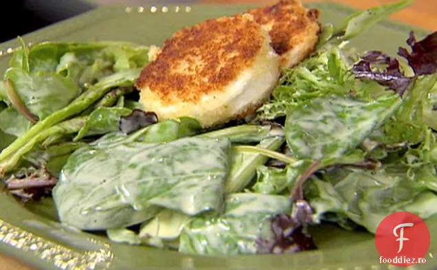Salată cu brânză caldă de capră