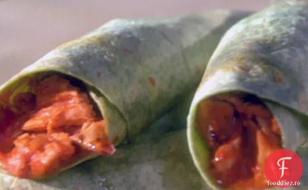 Învelișuri De Pui Cubanez Trase Și Cartofi Prăjiți Cu Brânză Cu Slănină De Curcan