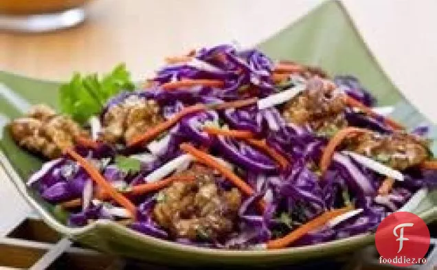 Salată de varză asiatică cu nuci confiate