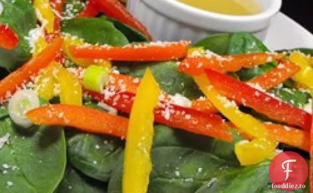 Salată Super ușoară de spanac și ardei roșu