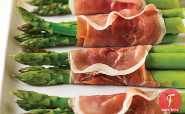 Sparanghel învelit cu Prosciutto