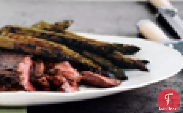 Friptură glazurată la grătar și sparanghel