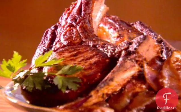 Cotlet de porc marinat cu muștar tăiat gros cu ceapă roșie caramelizată