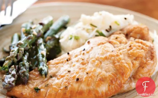 Pui și sparanghel în sos de vin alb