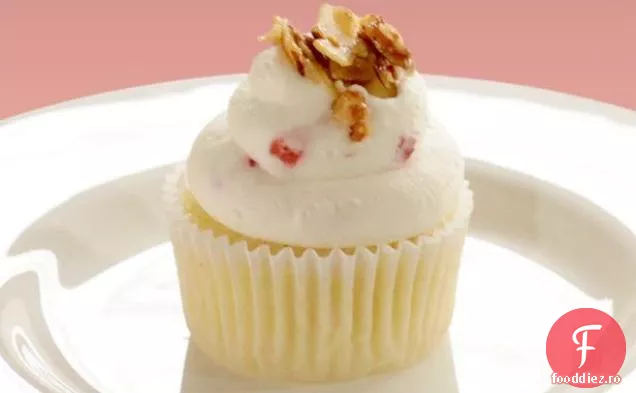 Cupcakes cu umplutură de ananas și frișcă de căpșuni și brânză de capră