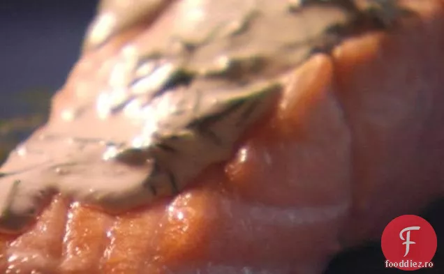 Somonul Braconat al tatălui cu sos de castraveți