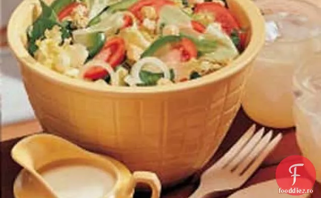 Salată cu pansament cremos