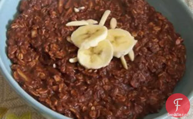 Fulgi de ovăz pentru micul dejun cu banane, ciocolată și migdale