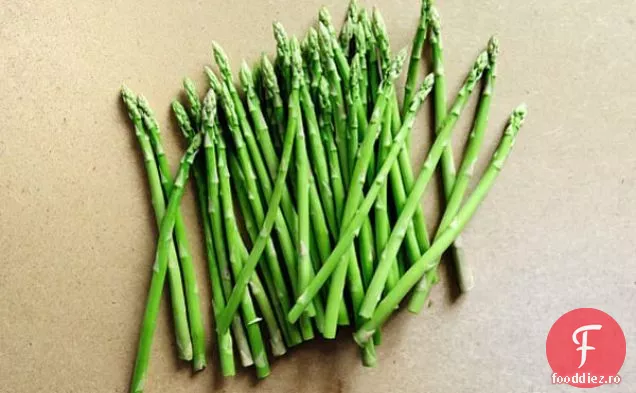 Sparanghel Cu O Rețetă De Salsa De Măsline Kalamata Prăjită