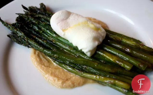 Cina în seara asta: sparanghel prăjit cu ouă Pocate și unt Miso