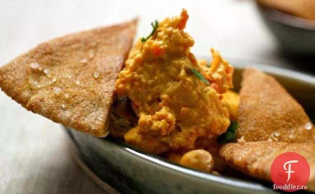 Hummus de ardei roșu cu triunghiuri Pita prăjite