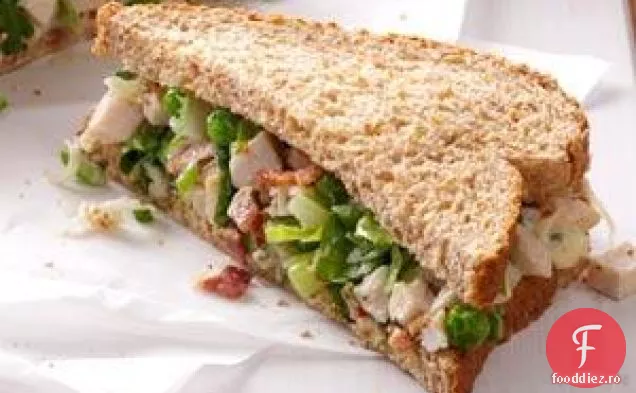 Salată de curcan pe pâine de grâu