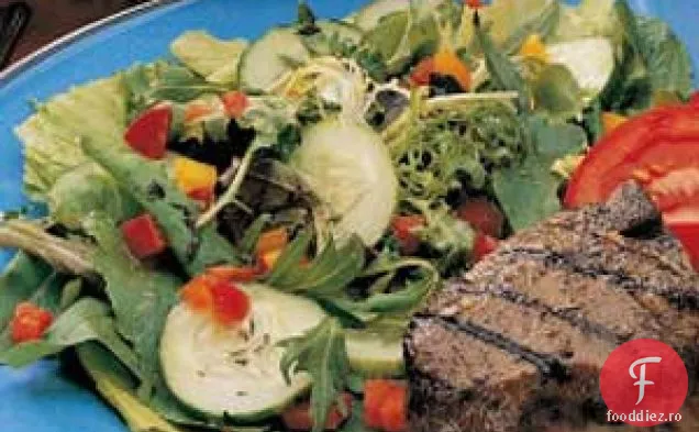 Salată De Vinaigretă De Cimbru