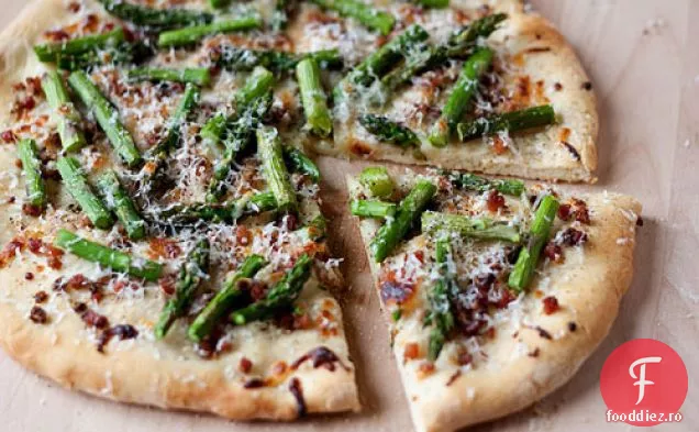 Pâine Plată Cu Pancetta, Mozzerella Și Sparanghel