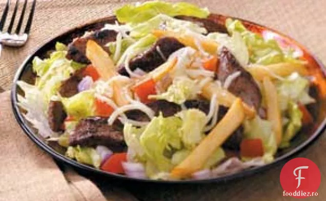 Salată de friptură și cartofi prăjiți