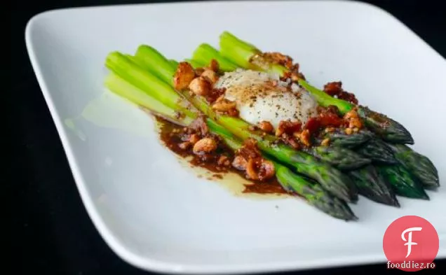 Sparanghel cu vinaigretă de slănină-alune și ou gătit lent