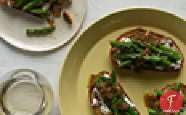 Bruschetta cu brânză de capră cu sparanghel cu vinetă Porcini