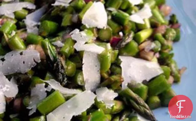 Salată De Sparanghel, Pecorino Și Ceapă Roșie