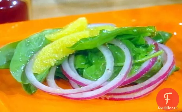 Salată de spanac cu portocale și brânză caldă de capră