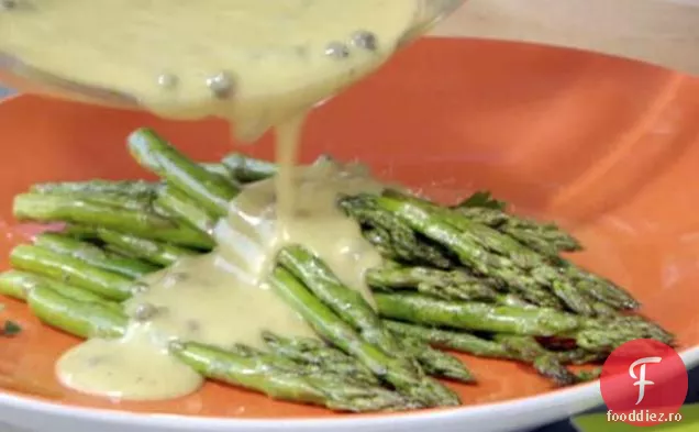 Sparanghel la grătar cu vinetă de boabe de piper verde