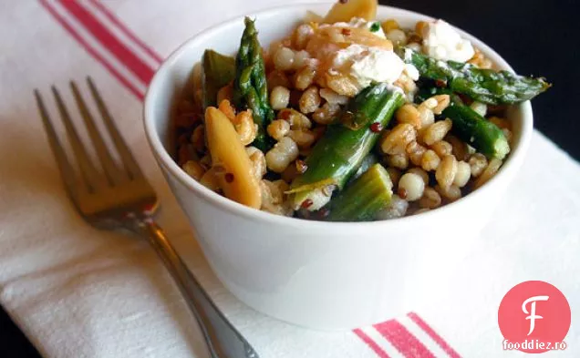 Salată De Cereale De Lămâie Meyer Cu Sparanghel, Migdale Și Brânză De Capră