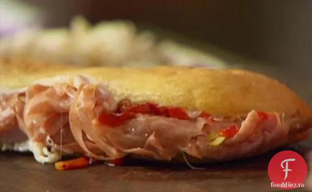 Sandviș cu șuncă și Mortadella cu Provolone și ardei iute murat