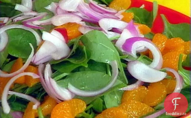 Salată de spanac pentru bebeluși cu portocală mandarină și ceapă roșie