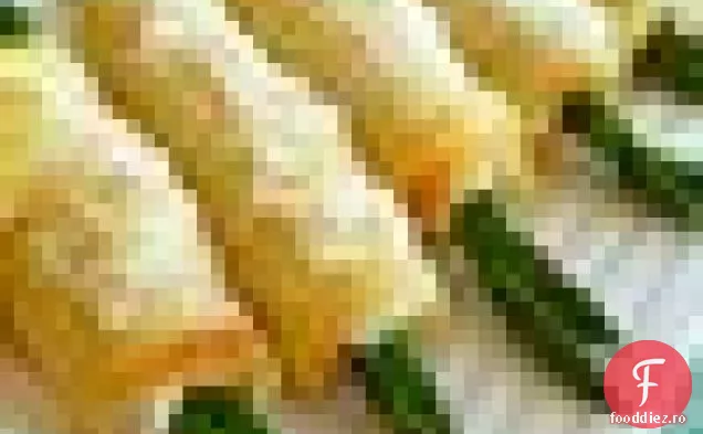 Sulițe de sparanghel învelite cu slănină cu roșii și brânză Taleggio