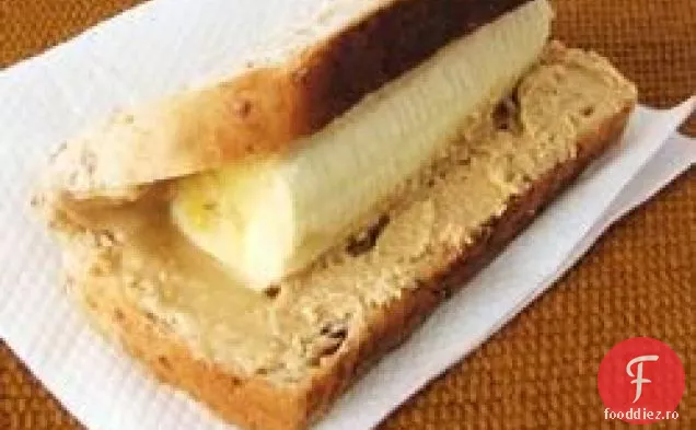 Hot Dog Cu Unt De Arahide