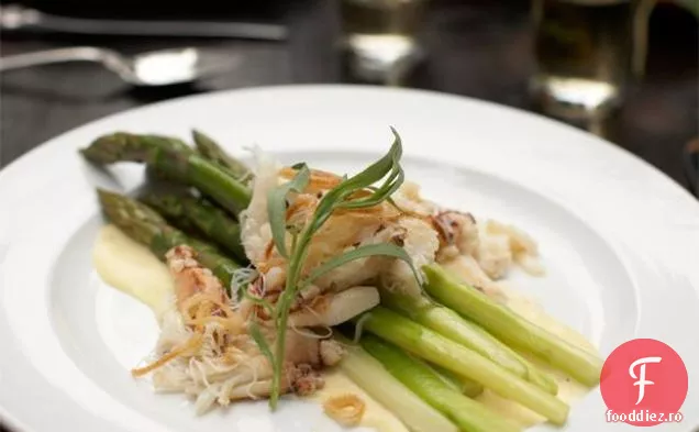 Salată De Crab Și Sparanghel Dungeness De Pe Coasta De Vest Cu Lemony Holla